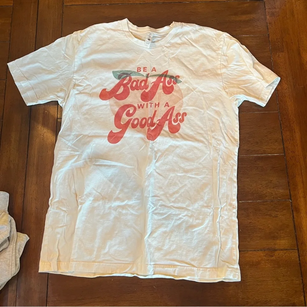 Off white shirt with funny saying - Picture 1 of 2